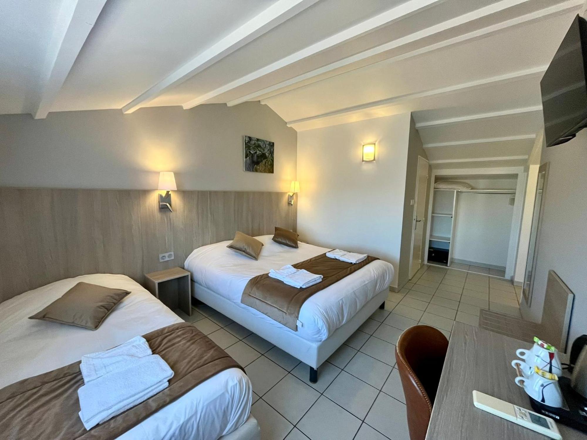 Hotel Les Arcades Сент-Мари-де-ла-Мер Экстерьер фото