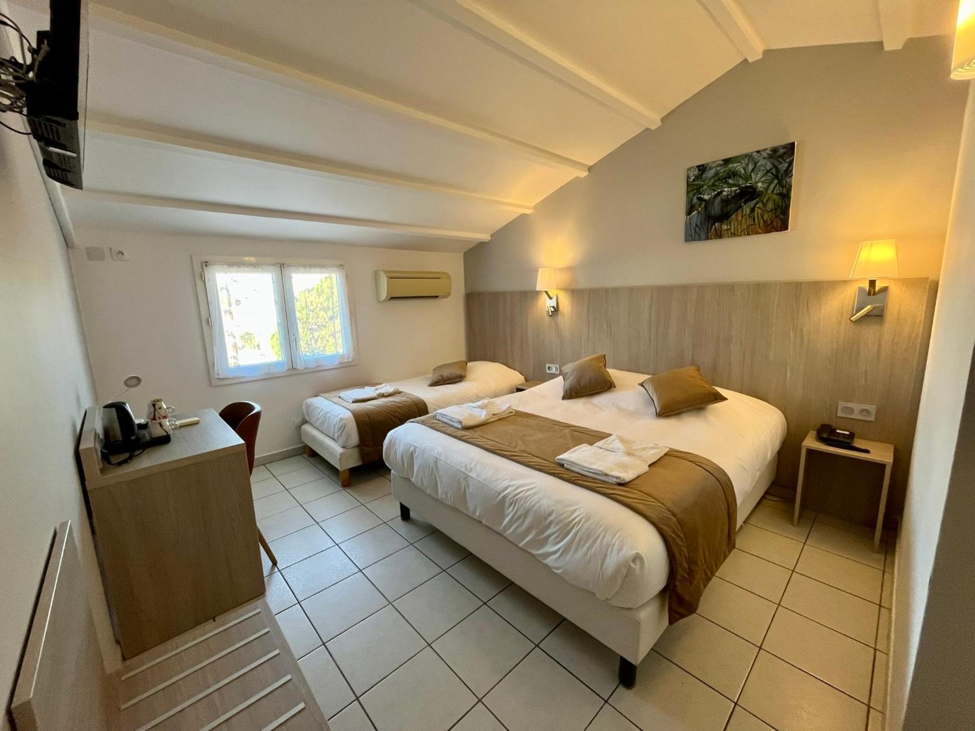Hotel Les Arcades Сент-Мари-де-ла-Мер Экстерьер фото