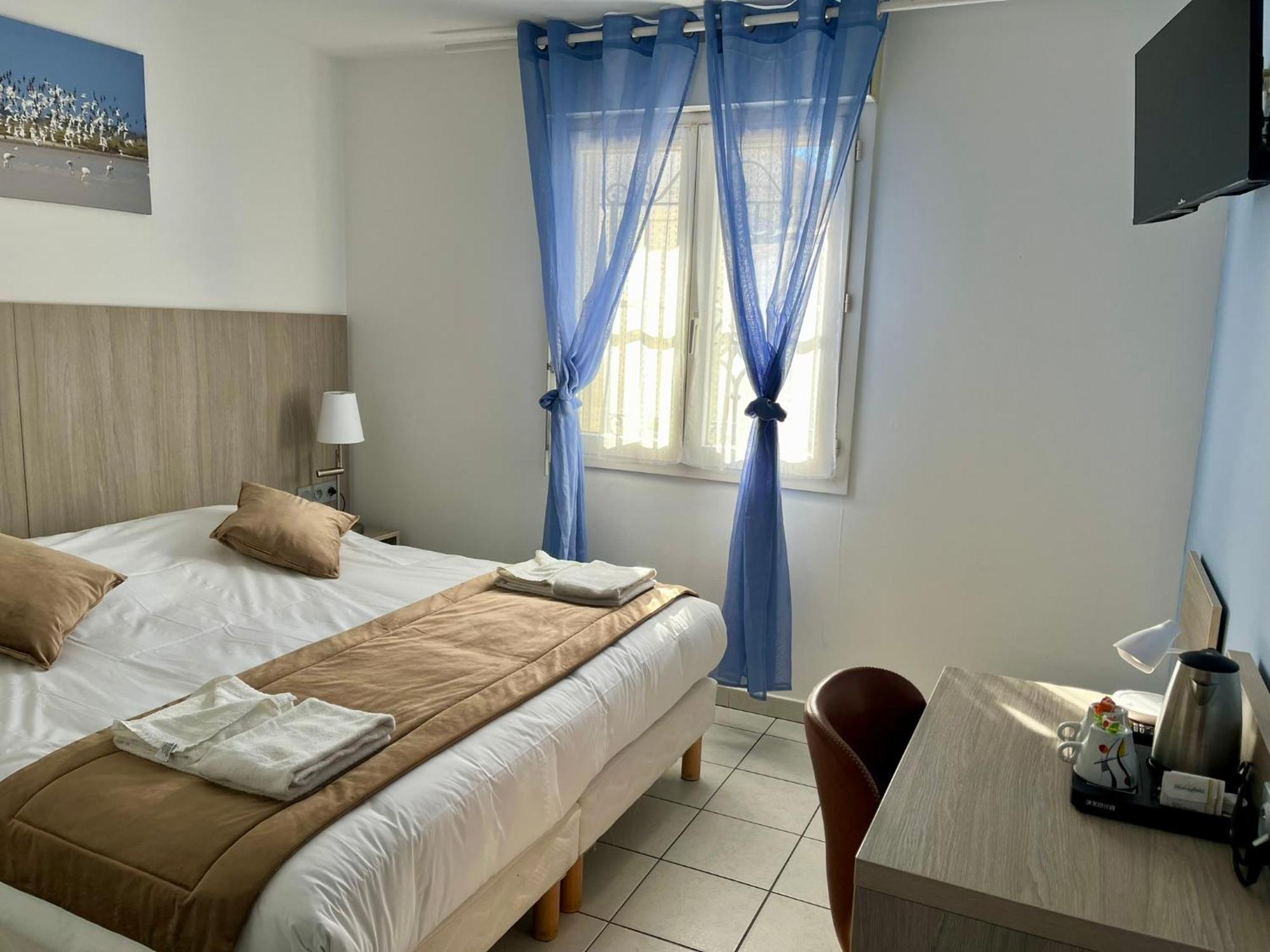 Hotel Les Arcades Сент-Мари-де-ла-Мер Экстерьер фото