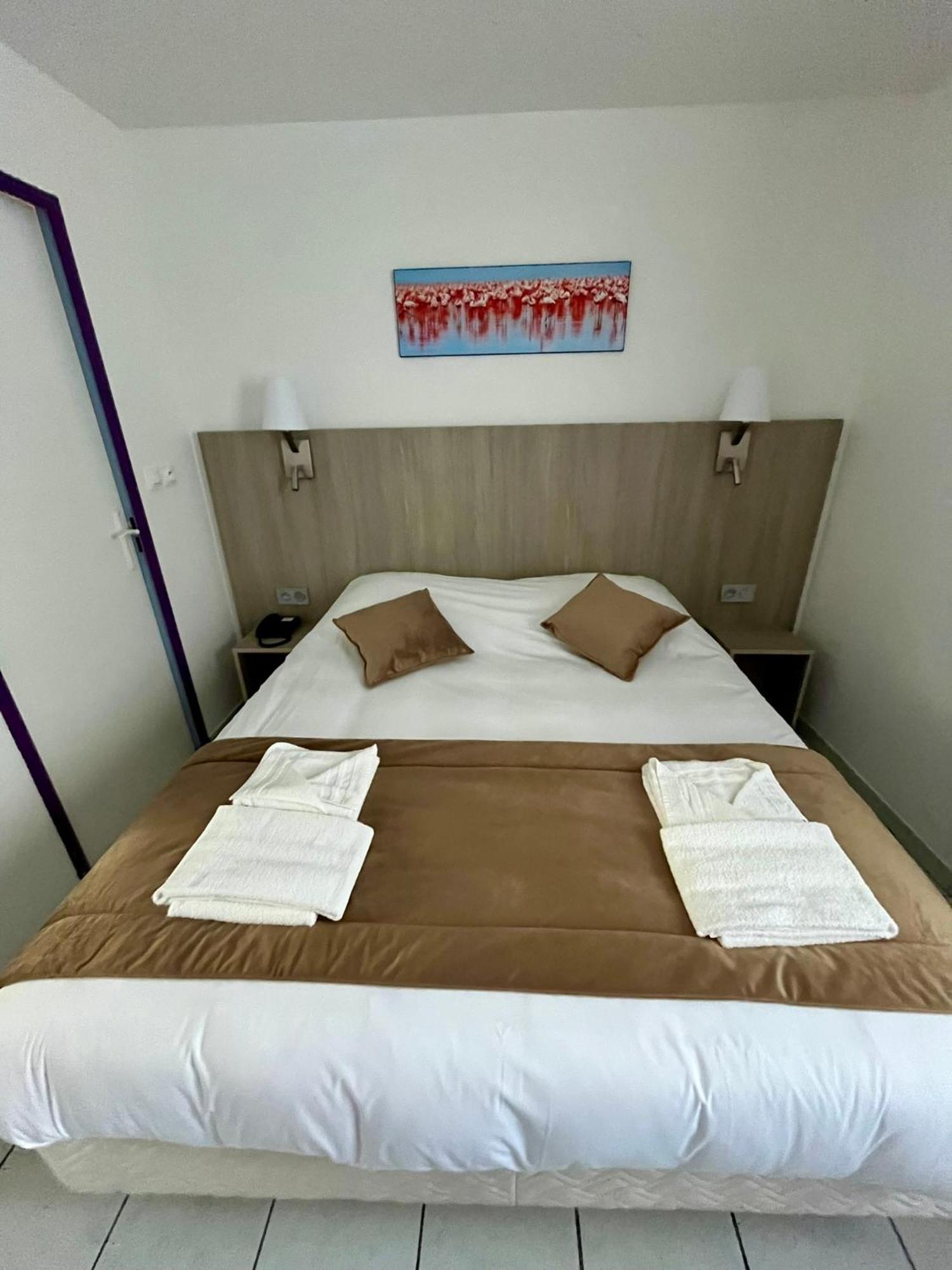 Hotel Les Arcades Сент-Мари-де-ла-Мер Экстерьер фото